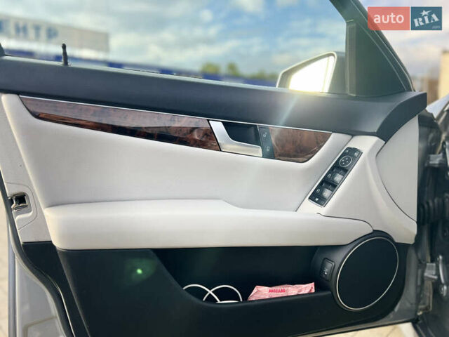 Серый Мерседес Ц-Класс, объемом двигателя 1.8 л и пробегом 243 тыс. км за 9000 $, фото 11 на Automoto.ua