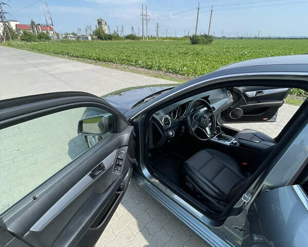 Сірий Мерседес Ц-Клас, об'ємом двигуна 2.14 л та пробігом 160 тис. км за 14000 $, фото 16 на Automoto.ua