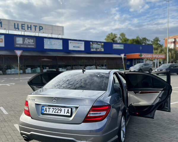 Серый Мерседес Ц-Класс, объемом двигателя 1.8 л и пробегом 243 тыс. км за 9000 $, фото 5 на Automoto.ua