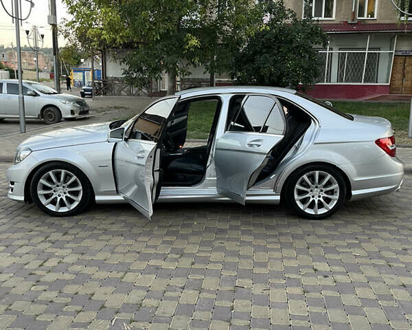 Серый Мерседес Ц-Класс, объемом двигателя 2.2 л и пробегом 220 тыс. км за 15300 $, фото 2 на Automoto.ua