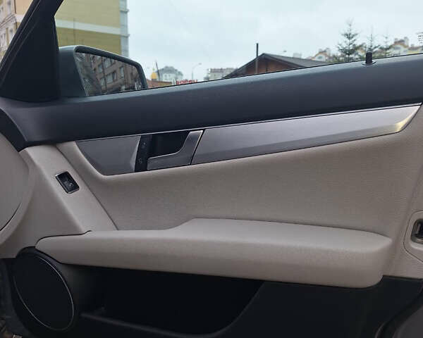 Серый Мерседес Ц-Класс, объемом двигателя 2.15 л и пробегом 243 тыс. км за 10900 $, фото 14 на Automoto.ua