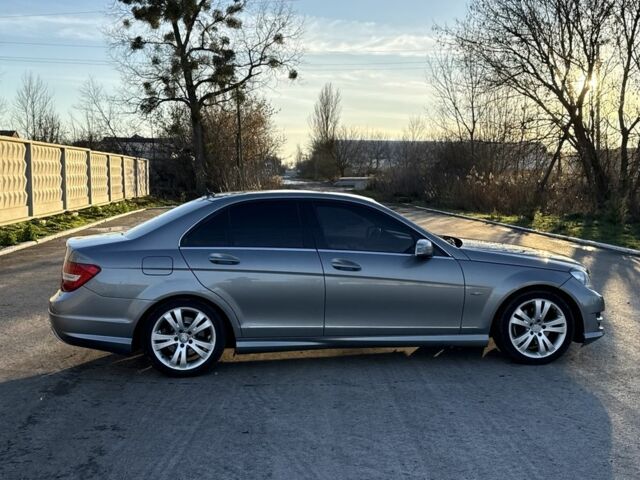 Серый Мерседес Ц-Класс, объемом двигателя 2.1 л и пробегом 259 тыс. км за 12200 $, фото 2 на Automoto.ua