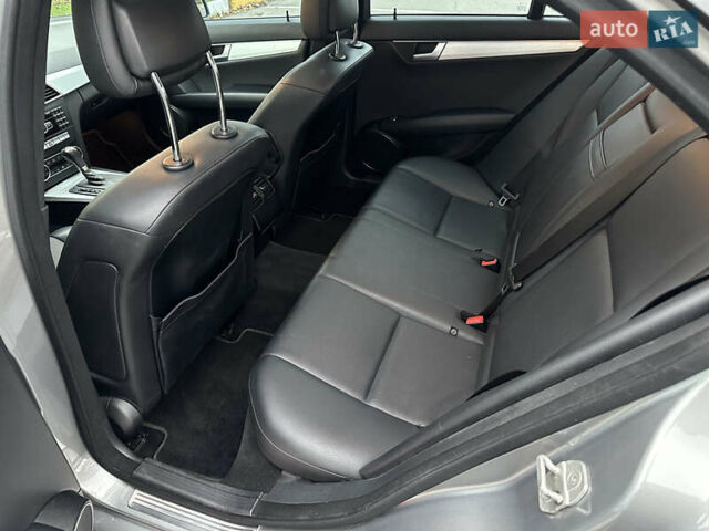 Серый Мерседес Ц-Класс, объемом двигателя 1.8 л и пробегом 135 тыс. км за 12000 $, фото 17 на Automoto.ua