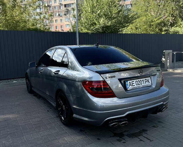 Серый Мерседес Ц-Класс, объемом двигателя 3 л и пробегом 195 тыс. км за 14500 $, фото 4 на Automoto.ua