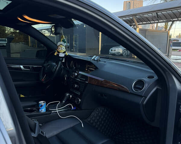 Серый Мерседес Ц-Класс, объемом двигателя 3 л и пробегом 195 тыс. км за 14500 $, фото 16 на Automoto.ua