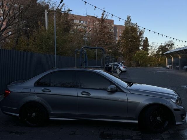 Сірий Мерседес Ц-Клас, об'ємом двигуна 3 л та пробігом 195 тис. км за 12000 $, фото 2 на Automoto.ua