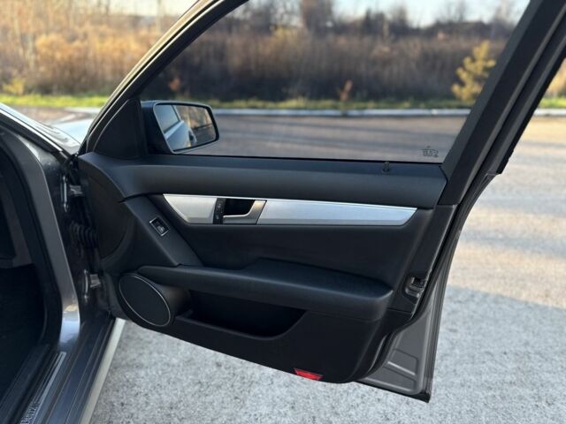 Серый Мерседес Ц-Класс, объемом двигателя 2.1 л и пробегом 259 тыс. км за 12200 $, фото 15 на Automoto.ua