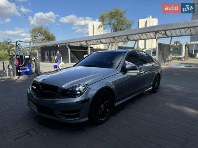 Серый Мерседес Ц-Класс, объемом двигателя 3 л и пробегом 195 тыс. км за 14500 $, фото 3 на Automoto.ua