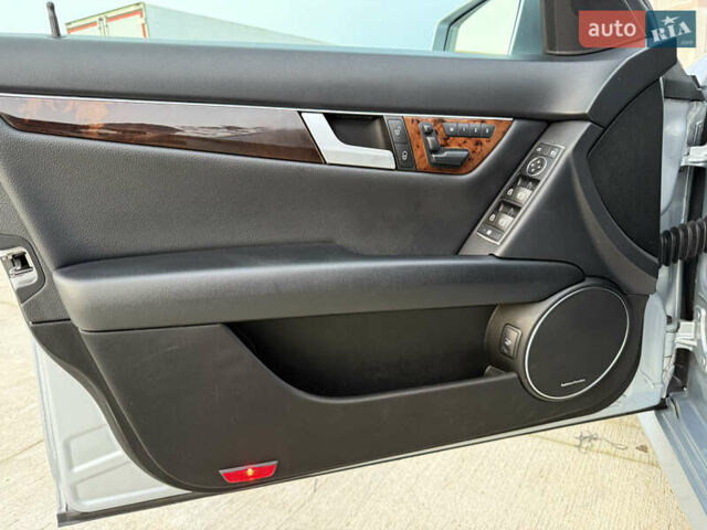 Серый Мерседес Ц-Класс, объемом двигателя 1.8 л и пробегом 63 тыс. км за 10900 $, фото 10 на Automoto.ua