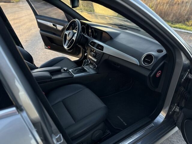 Серый Мерседес Ц-Класс, объемом двигателя 2.1 л и пробегом 259 тыс. км за 12200 $, фото 14 на Automoto.ua