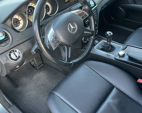 Сірий Мерседес Ц-Клас, об'ємом двигуна 2.14 л та пробігом 244 тис. км за 17028 $, фото 12 на Automoto.ua