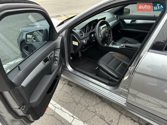 Серый Мерседес Ц-Класс, объемом двигателя 1.8 л и пробегом 135 тыс. км за 12000 $, фото 14 на Automoto.ua