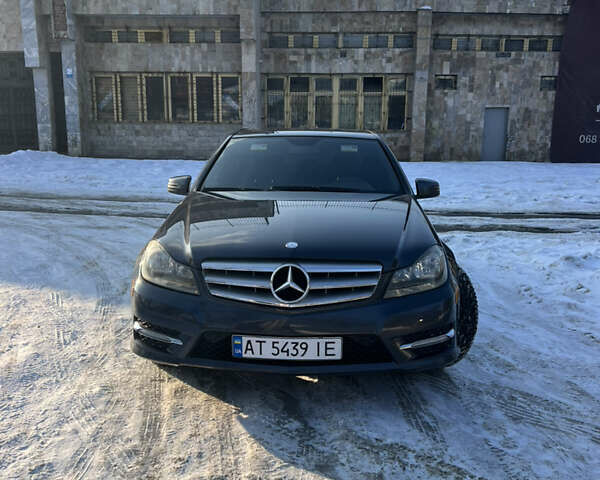 Серый Мерседес Ц-Класс, объемом двигателя 1.8 л и пробегом 250 тыс. км за 9000 $, фото 1 на Automoto.ua