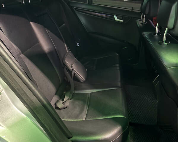 Серый Мерседес Ц-Класс, объемом двигателя 1.8 л и пробегом 286 тыс. км за 10000 $, фото 27 на Automoto.ua