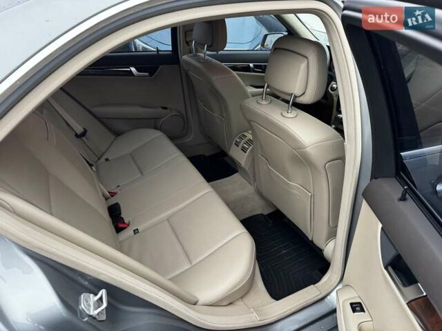 Серый Мерседес Ц-Класс, объемом двигателя 3.5 л и пробегом 80 тыс. км за 14500 $, фото 14 на Automoto.ua