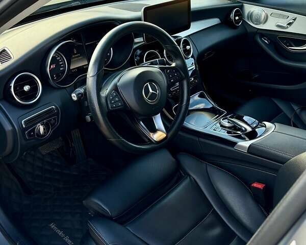 Серый Мерседес Ц-Класс, объемом двигателя 1.99 л и пробегом 217 тыс. км за 18000 $, фото 2 на Automoto.ua