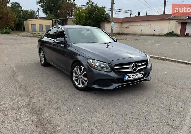 Серый Мерседес Ц-Класс, объемом двигателя 2 л и пробегом 196 тыс. км за 15000 $, фото 2 на Automoto.ua