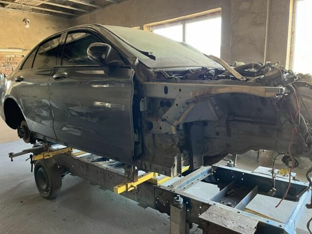 Сірий Мерседес Ц-Клас, об'ємом двигуна 2 л та пробігом 180 тис. км за 10500 $, фото 2 на Automoto.ua