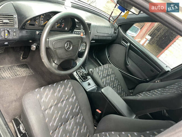 Серый Мерседес Ц-Класс, объемом двигателя 1.8 л и пробегом 355 тыс. км за 2750 $, фото 11 на Automoto.ua