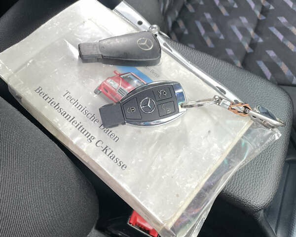 Серый Мерседес Ц-Класс, объемом двигателя 1.8 л и пробегом 355 тыс. км за 2750 $, фото 4 на Automoto.ua