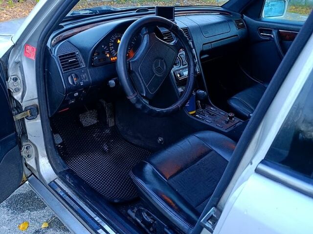 Серый Мерседес Ц-Класс, объемом двигателя 2.4 л и пробегом 320 тыс. км за 2699 $, фото 3 на Automoto.ua