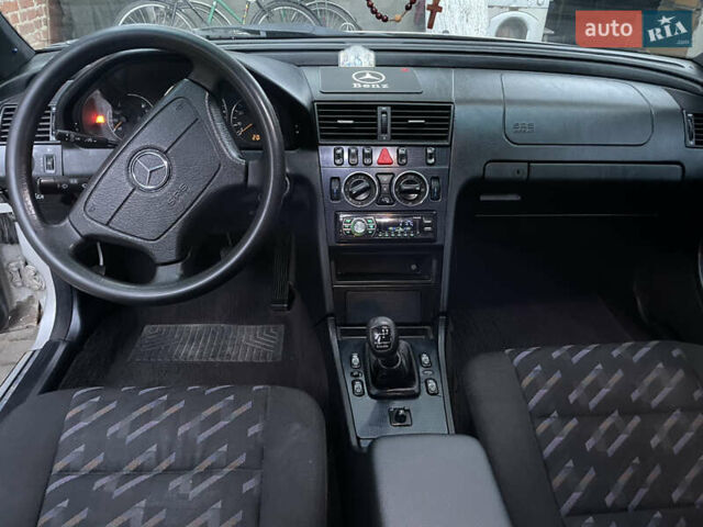 Серый Мерседес Ц-Класс, объемом двигателя 1.8 л и пробегом 355 тыс. км за 2750 $, фото 13 на Automoto.ua