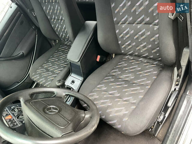 Серый Мерседес Ц-Класс, объемом двигателя 1.8 л и пробегом 355 тыс. км за 2750 $, фото 8 на Automoto.ua