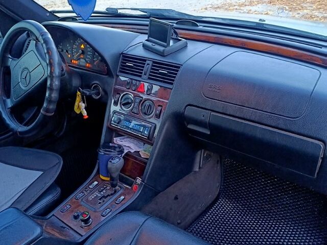 Серый Мерседес Ц-Класс, объемом двигателя 2.4 л и пробегом 320 тыс. км за 2699 $, фото 4 на Automoto.ua