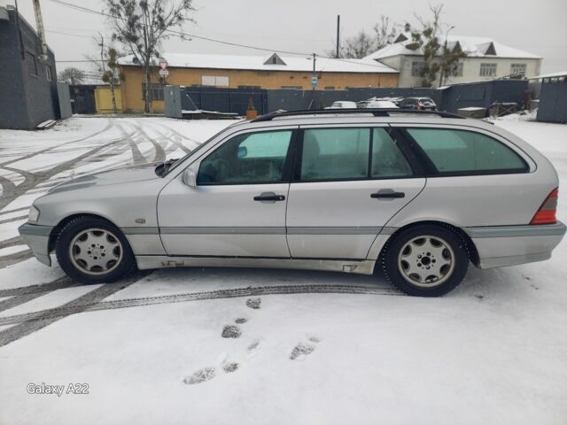 Серый Мерседес Ц-Класс, объемом двигателя 2.2 л и пробегом 300 тыс. км за 3600 $, фото 1 на Automoto.ua