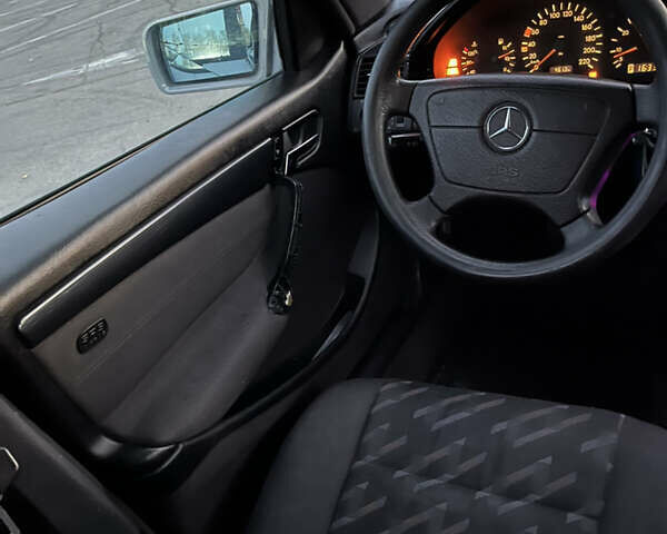 Сірий Мерседес Ц-Клас, об'ємом двигуна 2.15 л та пробігом 475 тис. км за 3300 $, фото 17 на Automoto.ua