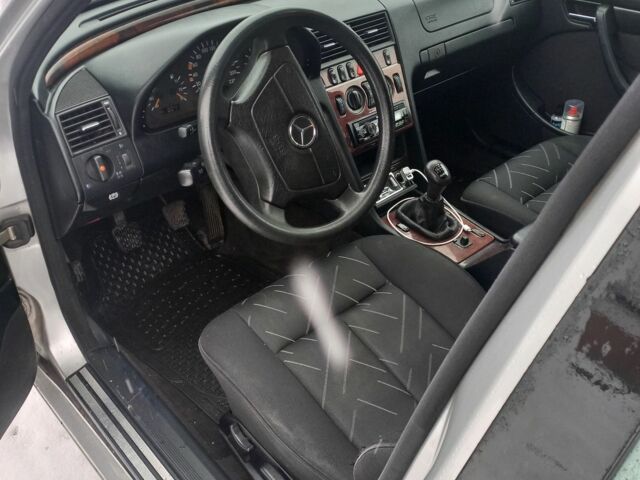 Серый Мерседес Ц-Класс, объемом двигателя 2.2 л и пробегом 300 тыс. км за 3600 $, фото 3 на Automoto.ua