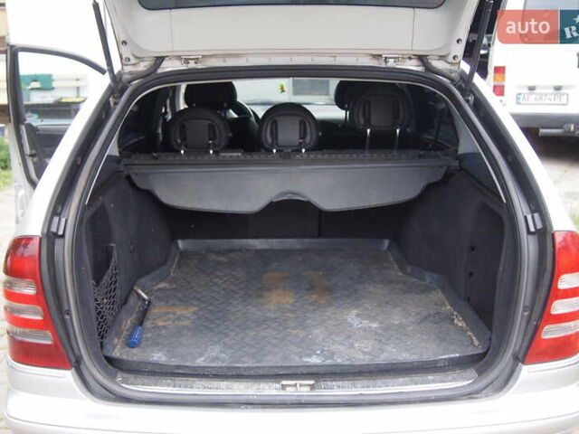 Сірий Мерседес Ц-Клас, об'ємом двигуна 2 л та пробігом 230 тис. км за 5200 $, фото 2 на Automoto.ua