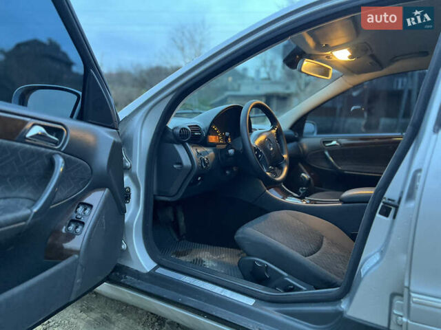 Серый Мерседес Ц-Класс, объемом двигателя 2.2 л и пробегом 360 тыс. км за 4200 $, фото 10 на Automoto.ua