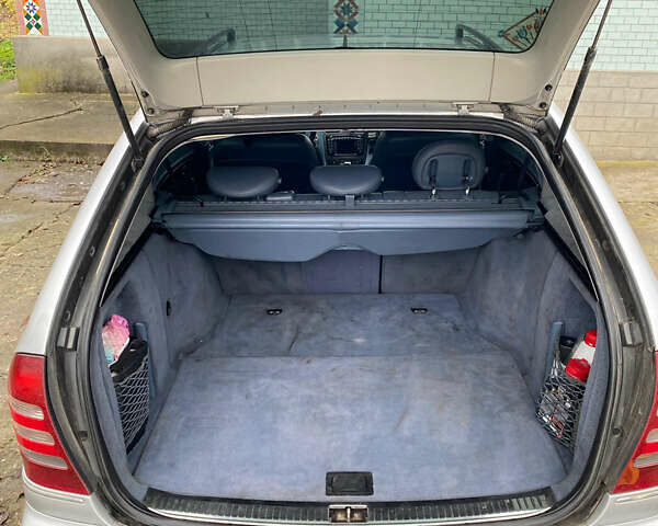 Серый Мерседес Ц-Класс, объемом двигателя 2.2 л и пробегом 384 тыс. км за 2500 $, фото 5 на Automoto.ua