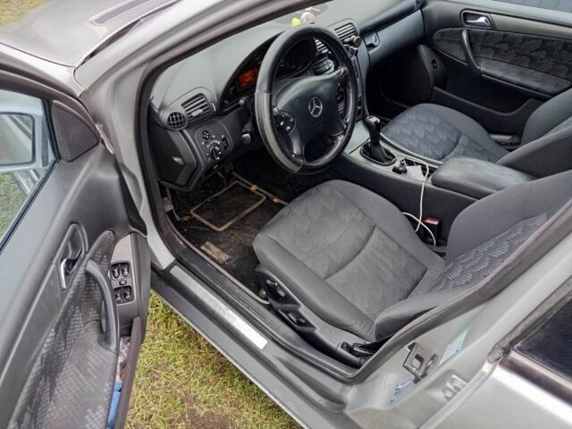 Серый Мерседес Ц-Класс, объемом двигателя 2.2 л и пробегом 340 тыс. км за 3250 $, фото 4 на Automoto.ua