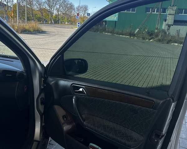 Серый Мерседес Ц-Класс, объемом двигателя 2.1 л и пробегом 465 тыс. км за 5500 $, фото 17 на Automoto.ua