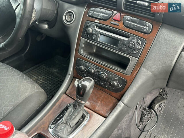 Серый Мерседес Ц-Класс, объемом двигателя 2.69 л и пробегом 500 тыс. км за 3550 $, фото 9 на Automoto.ua