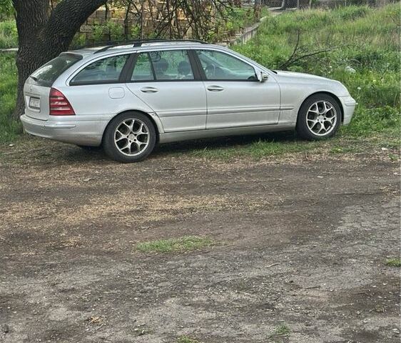 Сірий Мерседес Ц-Клас, об'ємом двигуна 2.2 л та пробігом 330 тис. км за 3500 $, фото 2 на Automoto.ua
