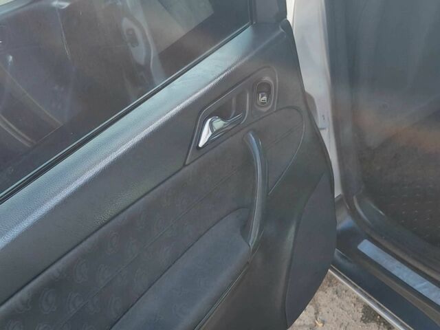 Сірий Мерседес Ц-Клас, об'ємом двигуна 2.1 л та пробігом 500 тис. км за 3700 $, фото 5 на Automoto.ua