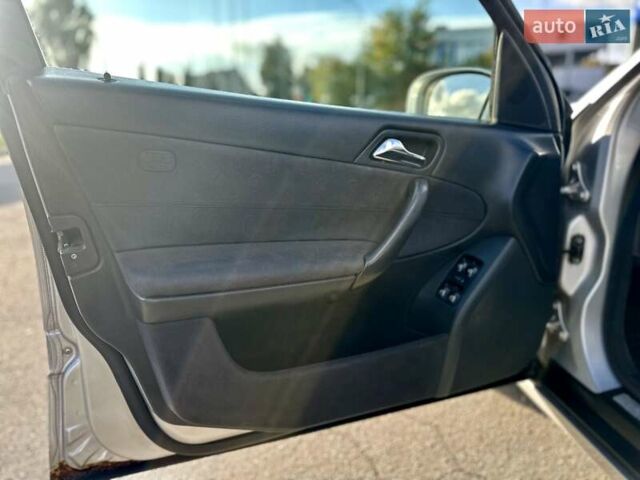 Серый Мерседес Ц-Класс, объемом двигателя 2.2 л и пробегом 450 тыс. км за 3700 $, фото 12 на Automoto.ua