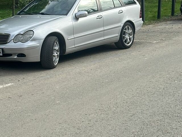Сірий Мерседес Ц-Клас, об'ємом двигуна 2.2 л та пробігом 330 тис. км за 3500 $, фото 1 на Automoto.ua