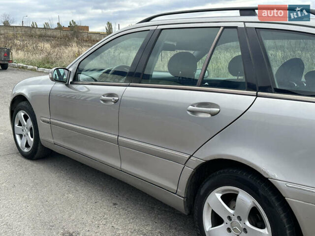 Серый Мерседес Ц-Класс, объемом двигателя 2.69 л и пробегом 500 тыс. км за 3550 $, фото 3 на Automoto.ua