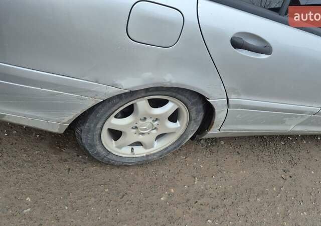 Серый Мерседес Ц-Класс, объемом двигателя 2.1 л и пробегом 350 тыс. км за 4001 $, фото 4 на Automoto.ua