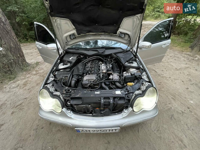 Серый Мерседес Ц-Класс, объемом двигателя 2.69 л и пробегом 470 тыс. км за 3700 $, фото 5 на Automoto.ua