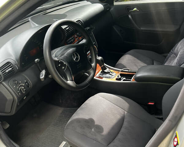 Серый Мерседес Ц-Класс, объемом двигателя 2.15 л и пробегом 342 тыс. км за 3800 $, фото 5 на Automoto.ua