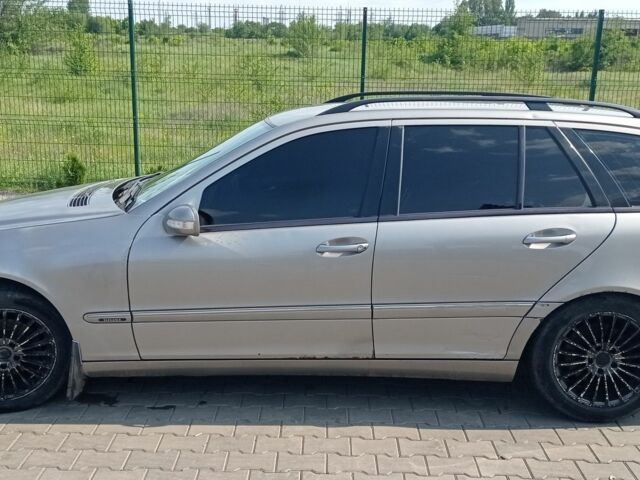 Серый Мерседес Ц-Класс, объемом двигателя 2 л и пробегом 340 тыс. км за 2200 $, фото 1 на Automoto.ua