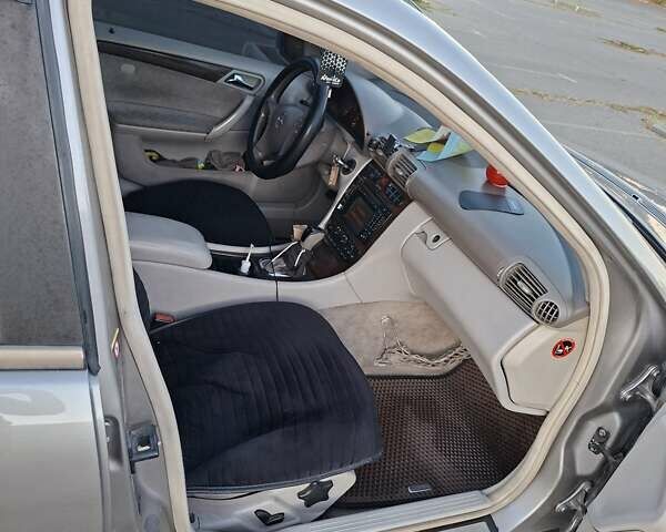 Сірий Мерседес Ц-Клас, об'ємом двигуна 2.2 л та пробігом 491 тис. км за 5900 $, фото 3 на Automoto.ua