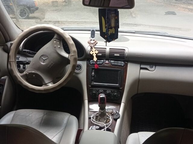 Серый Мерседес Ц-Класс, объемом двигателя 2 л и пробегом 340 тыс. км за 2200 $, фото 2 на Automoto.ua