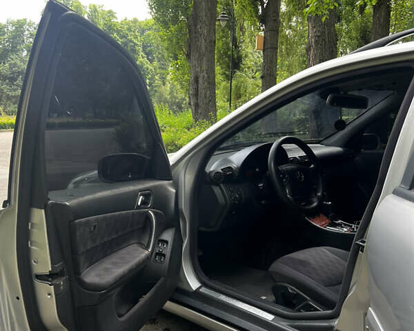 Серый Мерседес Ц-Класс, объемом двигателя 2.15 л и пробегом 342 тыс. км за 3800 $, фото 7 на Automoto.ua