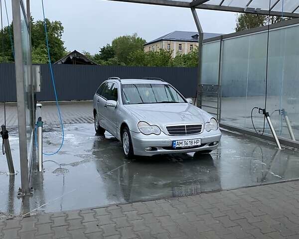 Мерседес Ц-Класс 2003 в Житомире на Automoto.ua Серый Мерседес Ц-Класс, объемом двигателя 1.8 л и пробегом 260 тыс. км за 4600 $, фото 1 на Automoto.ua
